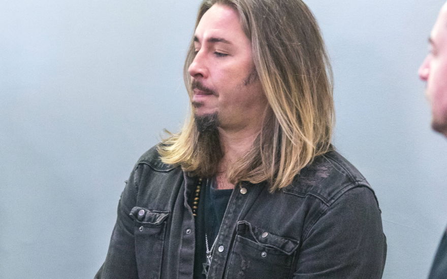 Gil Ofarim guckt im Gericht in Leipzig ernst zur Seite