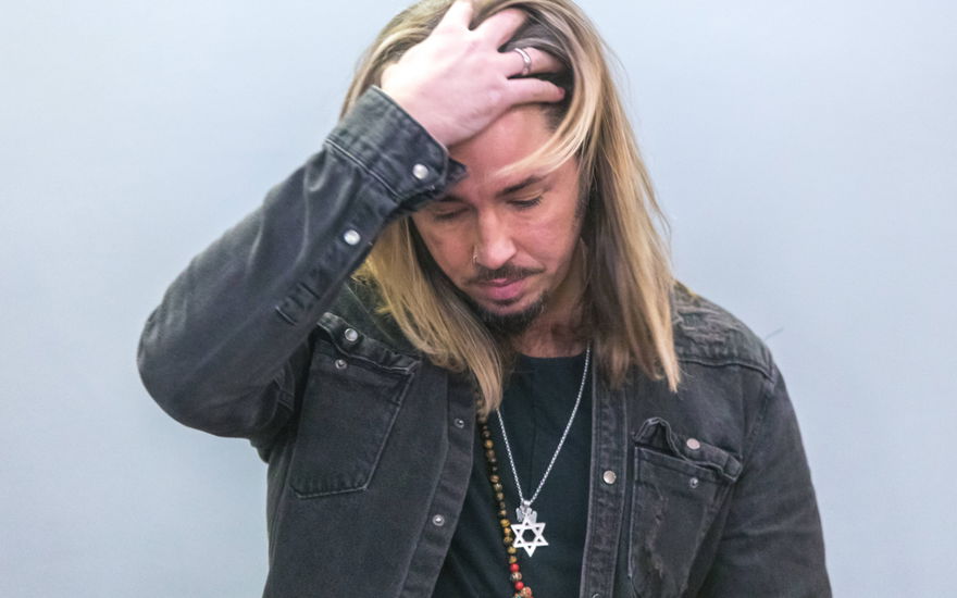 Gil Ofarim guckt beim Davidstern-Prozess ernst nach unten