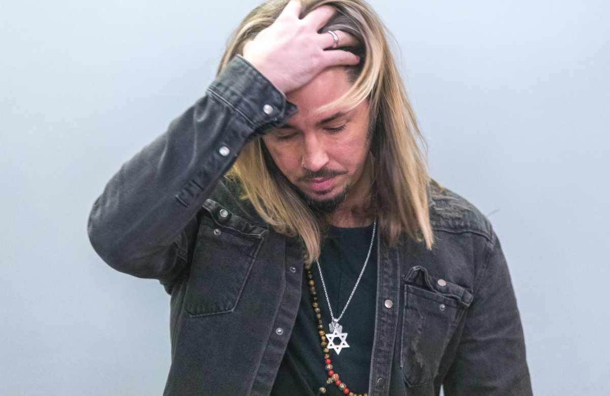 Gil Ofarim guckt beim Davidstern-Prozess ernst nach unten