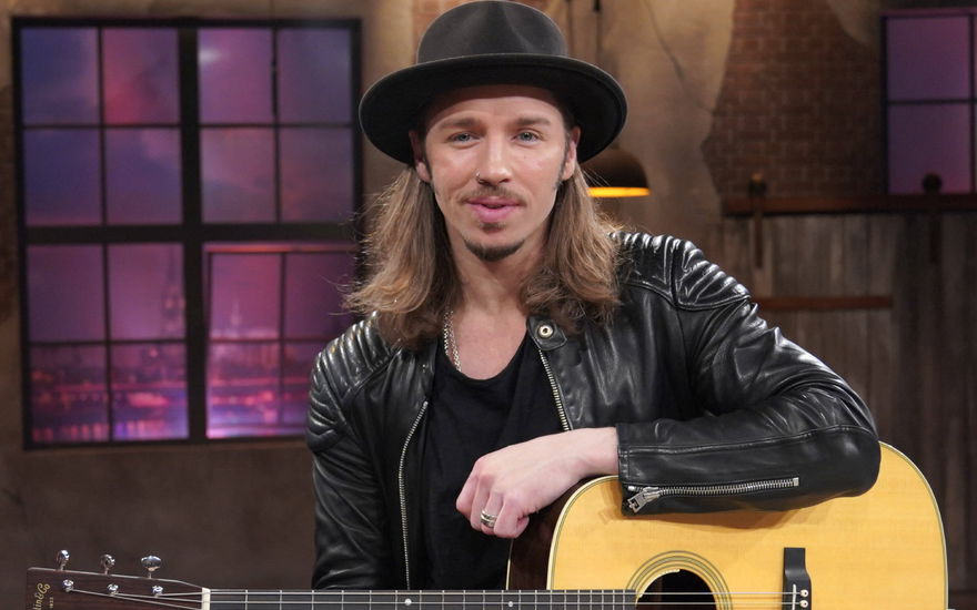 Gil Ofarim posiert mit Gitarre
