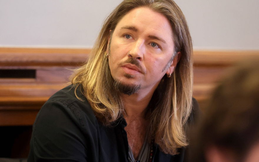 Gil Ofarim guckt am ersten Prozesstag vor Gericht zur Seite