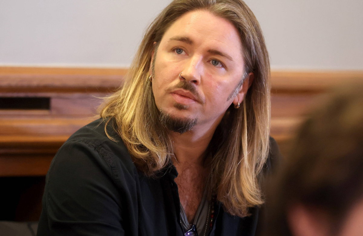 Gil Ofarim guckt am ersten Prozesstag vor Gericht zur Seite