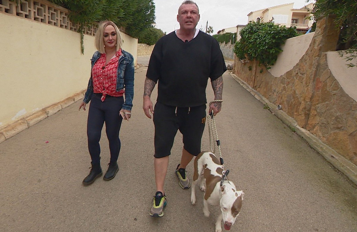 Caro und Andreas Robens bei "Goodbye Deutschland" mit einem Hund