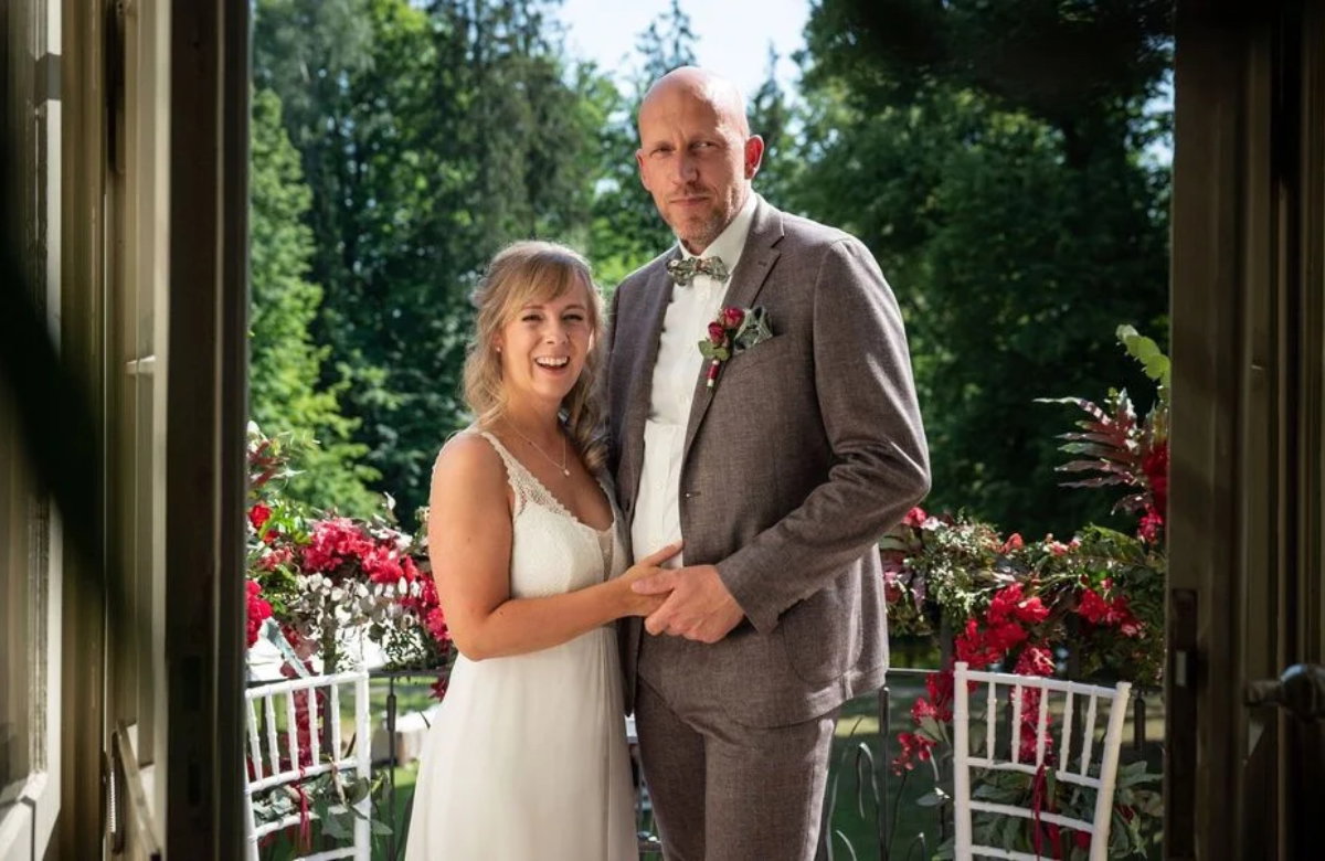 Oliver und Michaela halten sich an den Händen