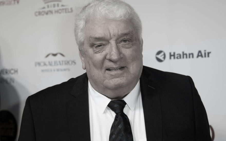 Hans Meiser lächelt