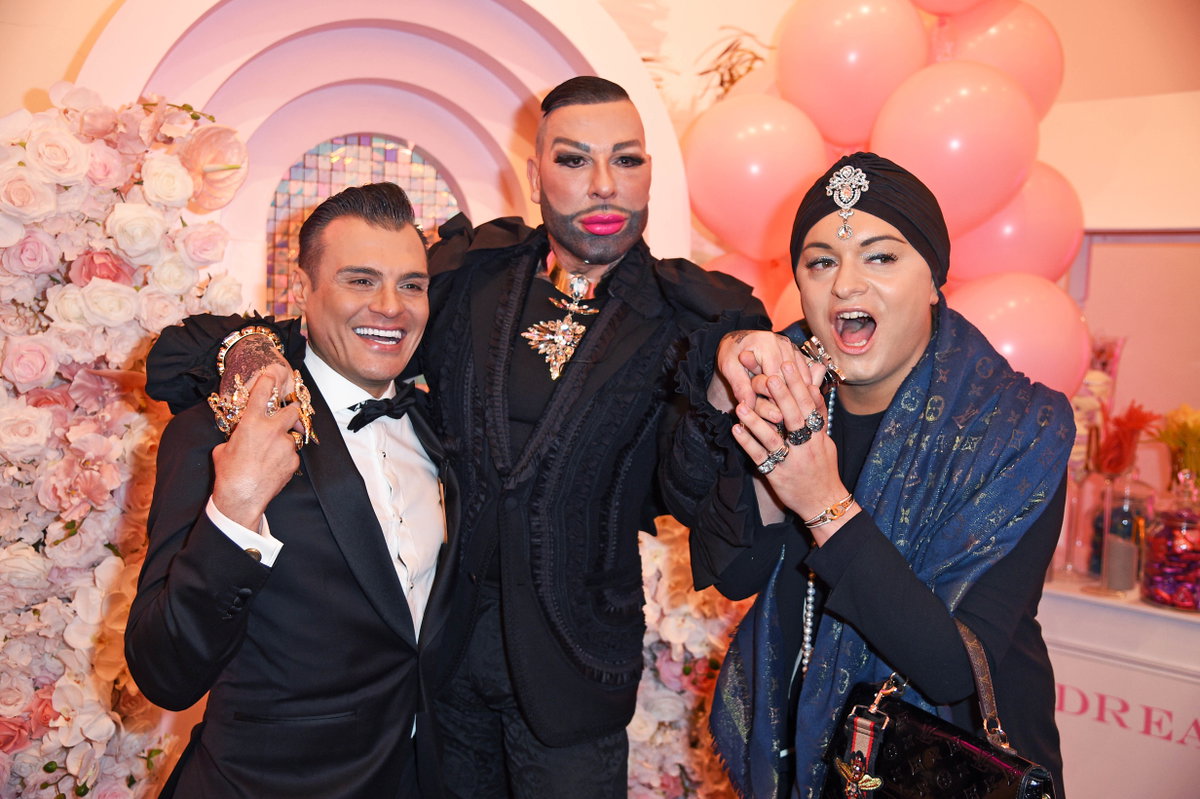 Harald Glööckler, Dieter Padar und Julian F.M. Stoeckel bei "Künstler gegen Aids", 2023