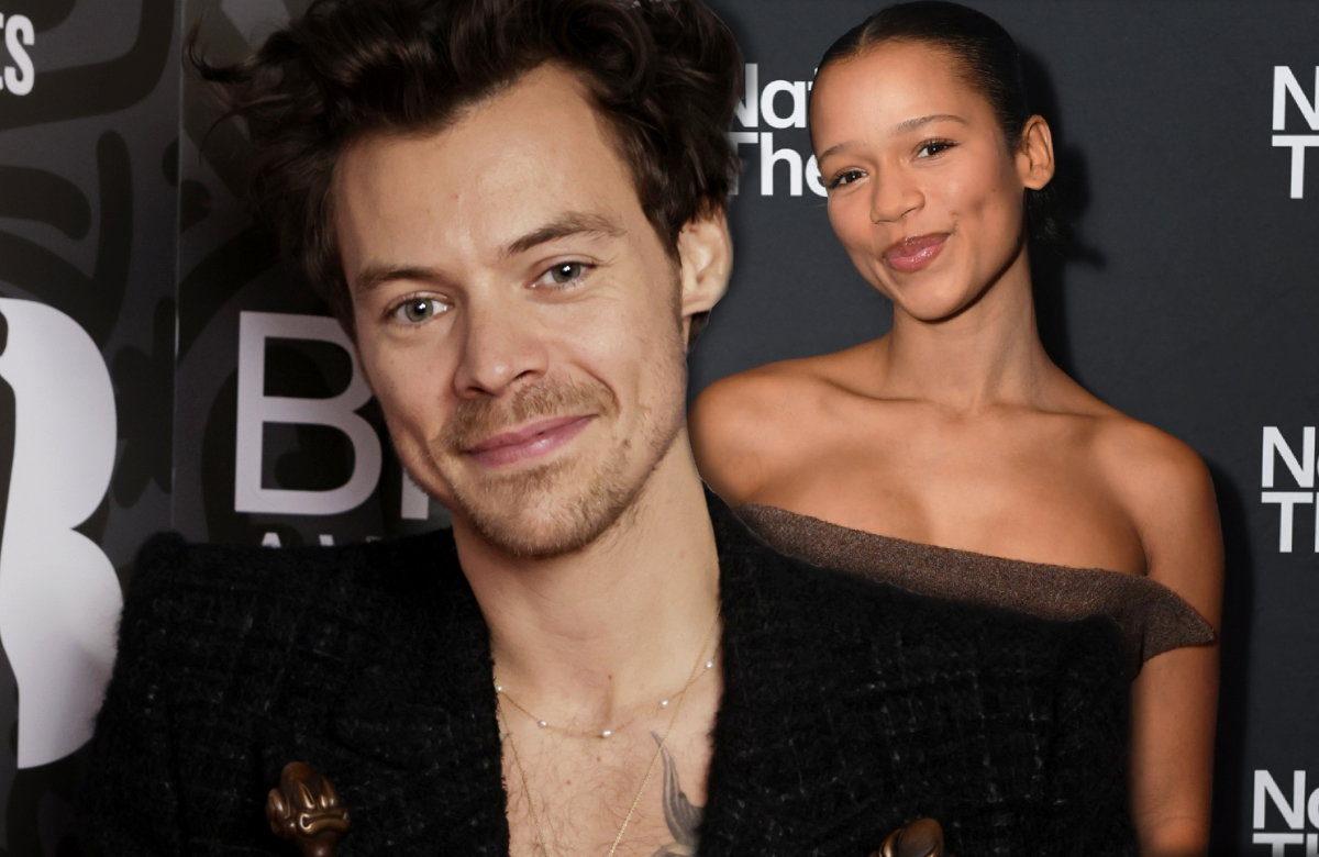 Harry Styles und Taylor Russell lächeln