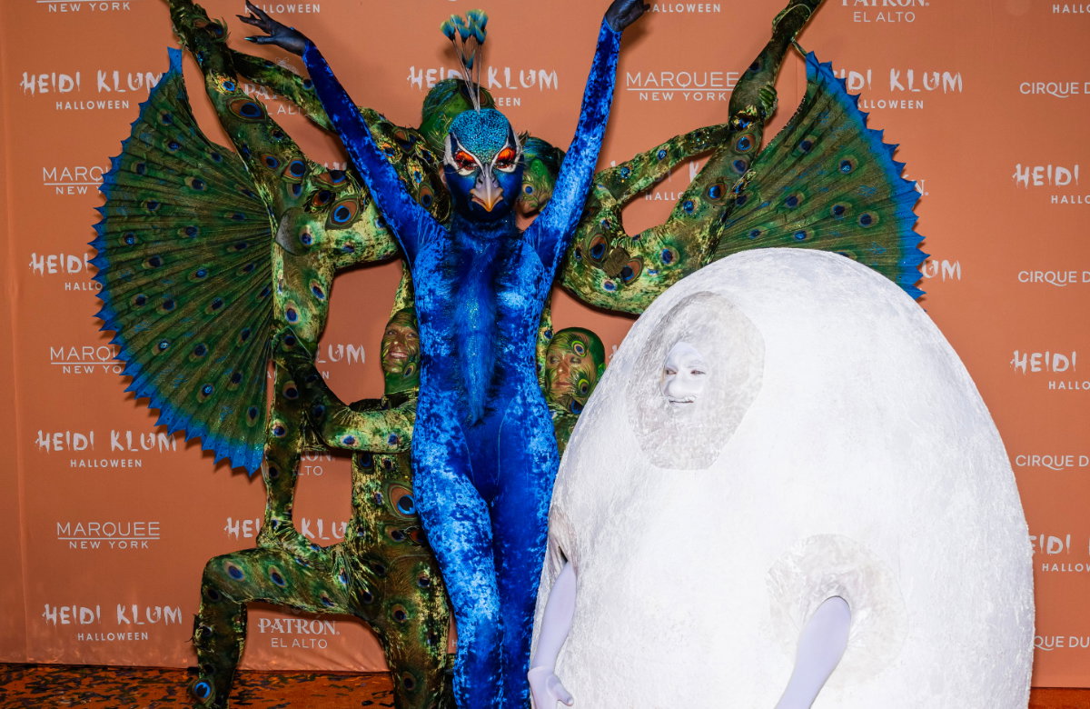 Heidi Klum als Pfau an Halloween, Tom Kaulitz als Ei