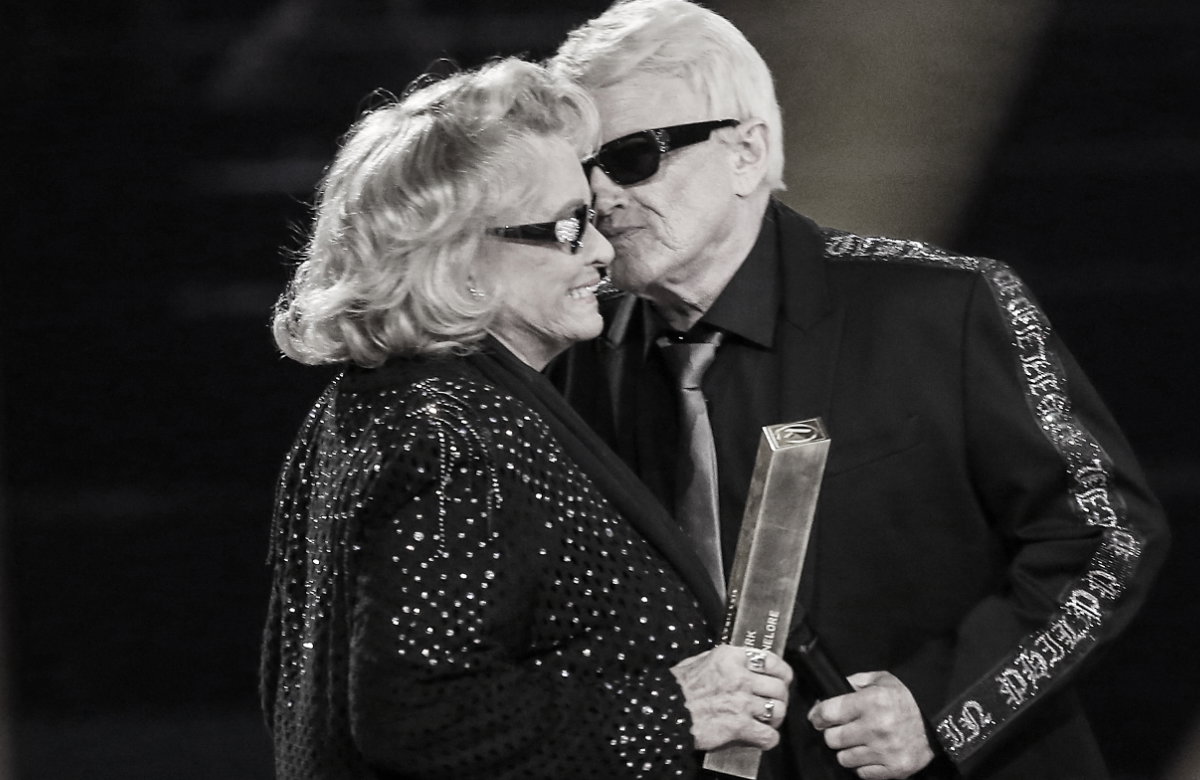 Heino gibt Ehefrau Hannelore auf der Bühne einen Kuss