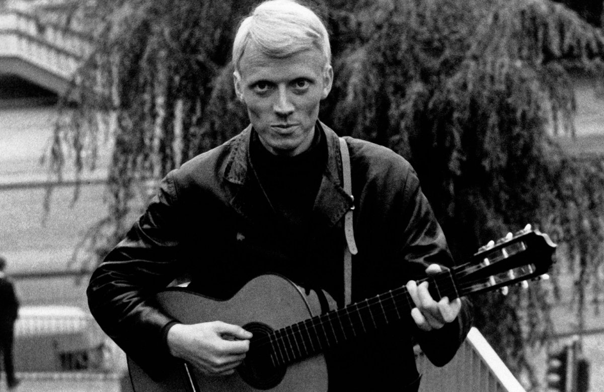 Heino in den 1960er-Jahren ohne Sonnenbrille mit Gitarre