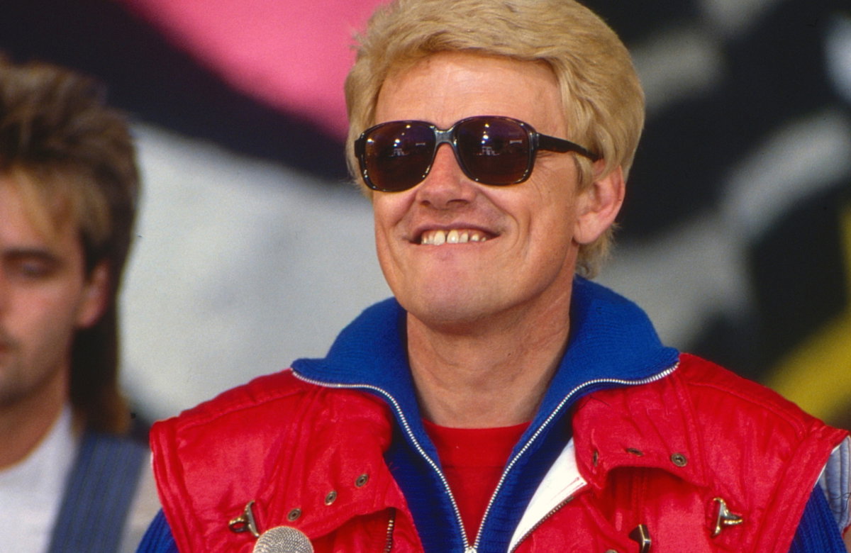 Heino guckt nach oben mit Sonnenbrille und beißt sich auf die Lippe