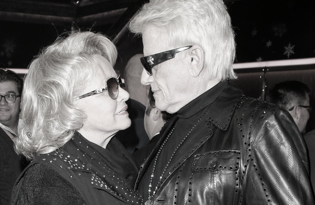 Hannelore und Heino schauen sich an