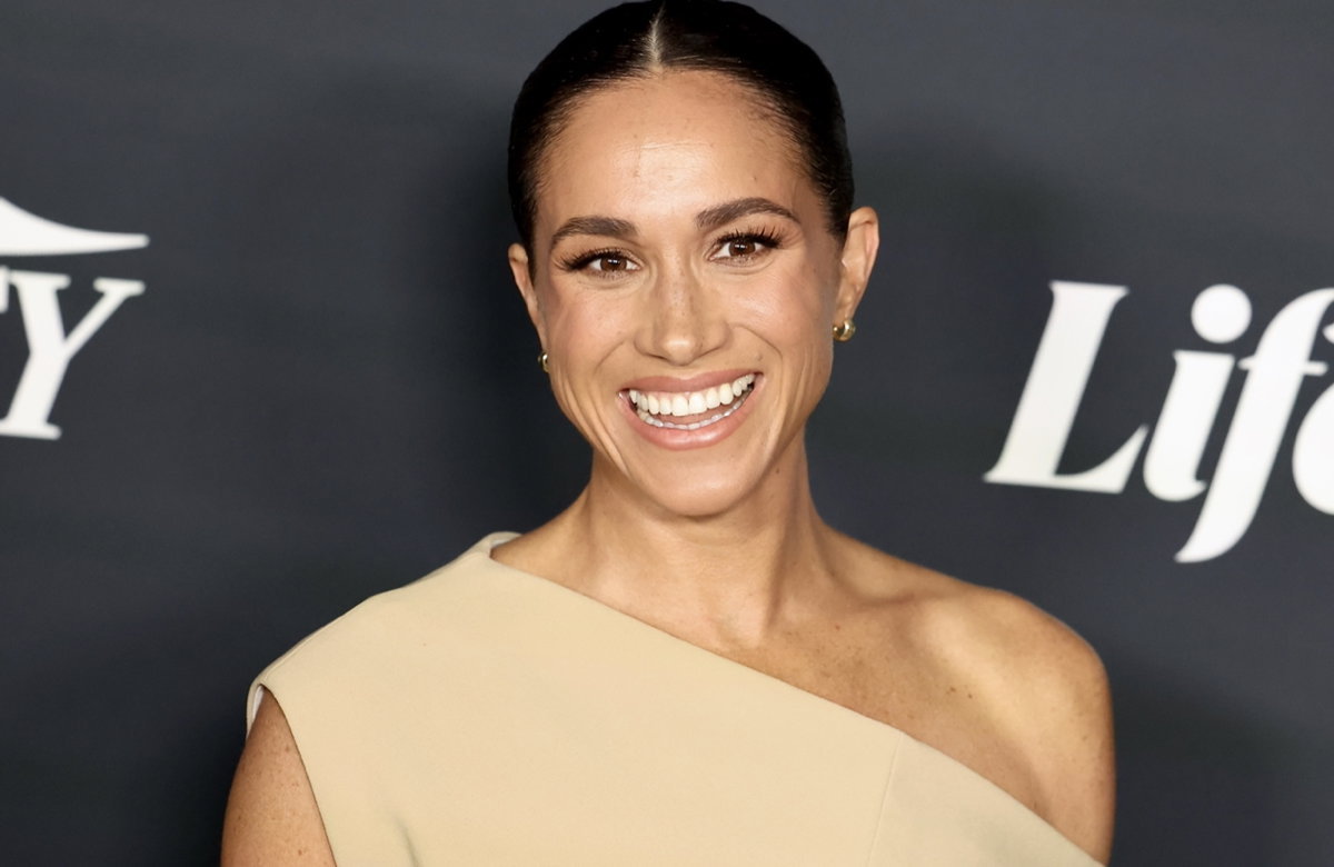 Meghan Markle lächelt in die Kamera bei einem Event im November 2023.