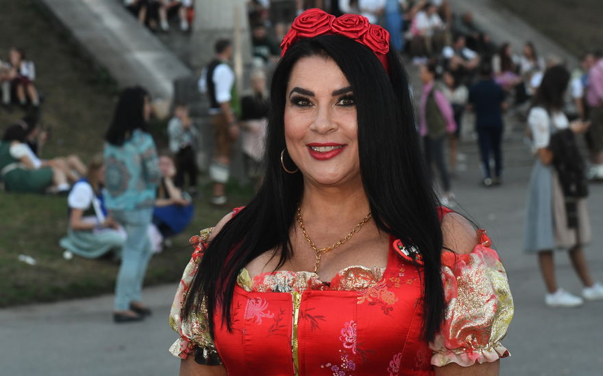 Iris Klein lächelt im Dirndl