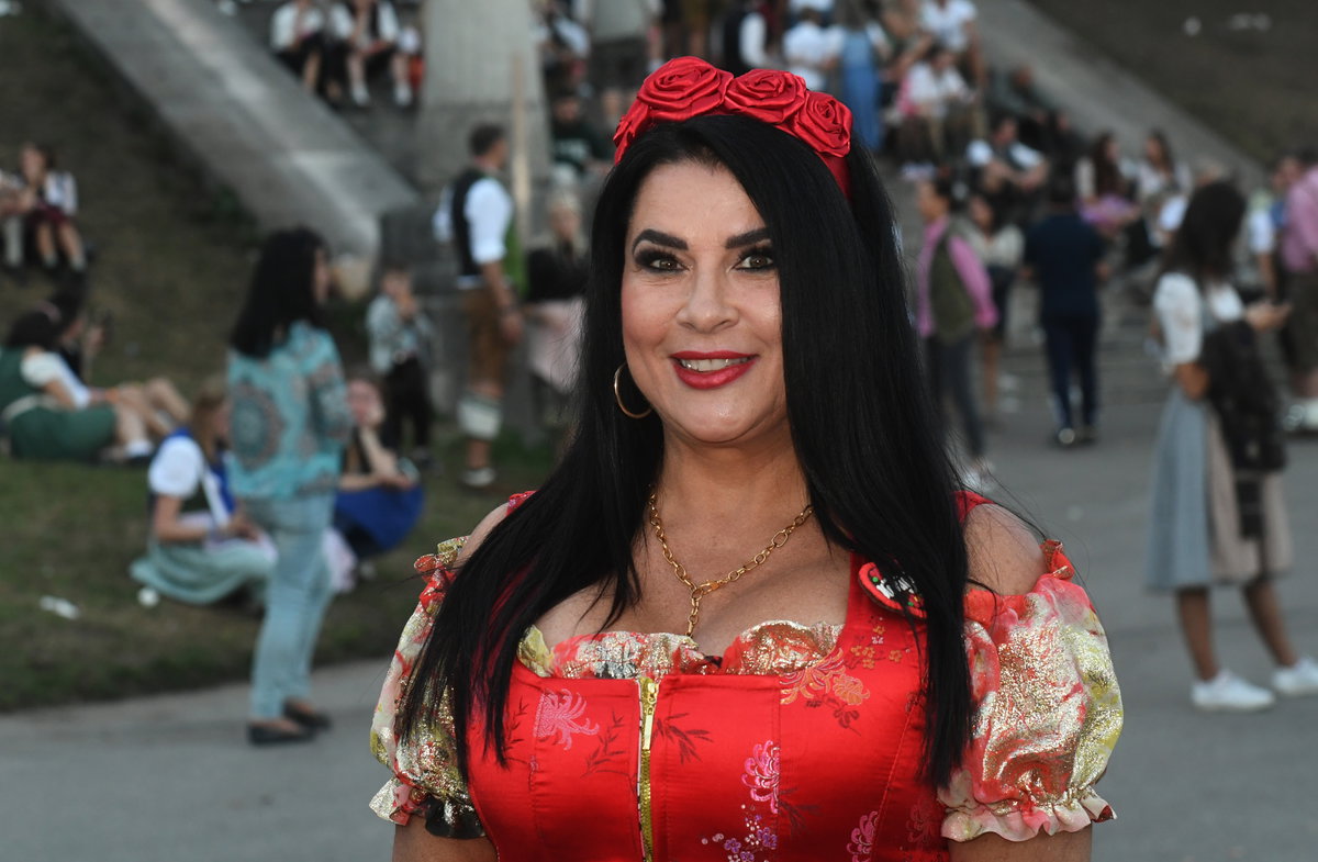 Iris Klein lächelt im Dirndl
