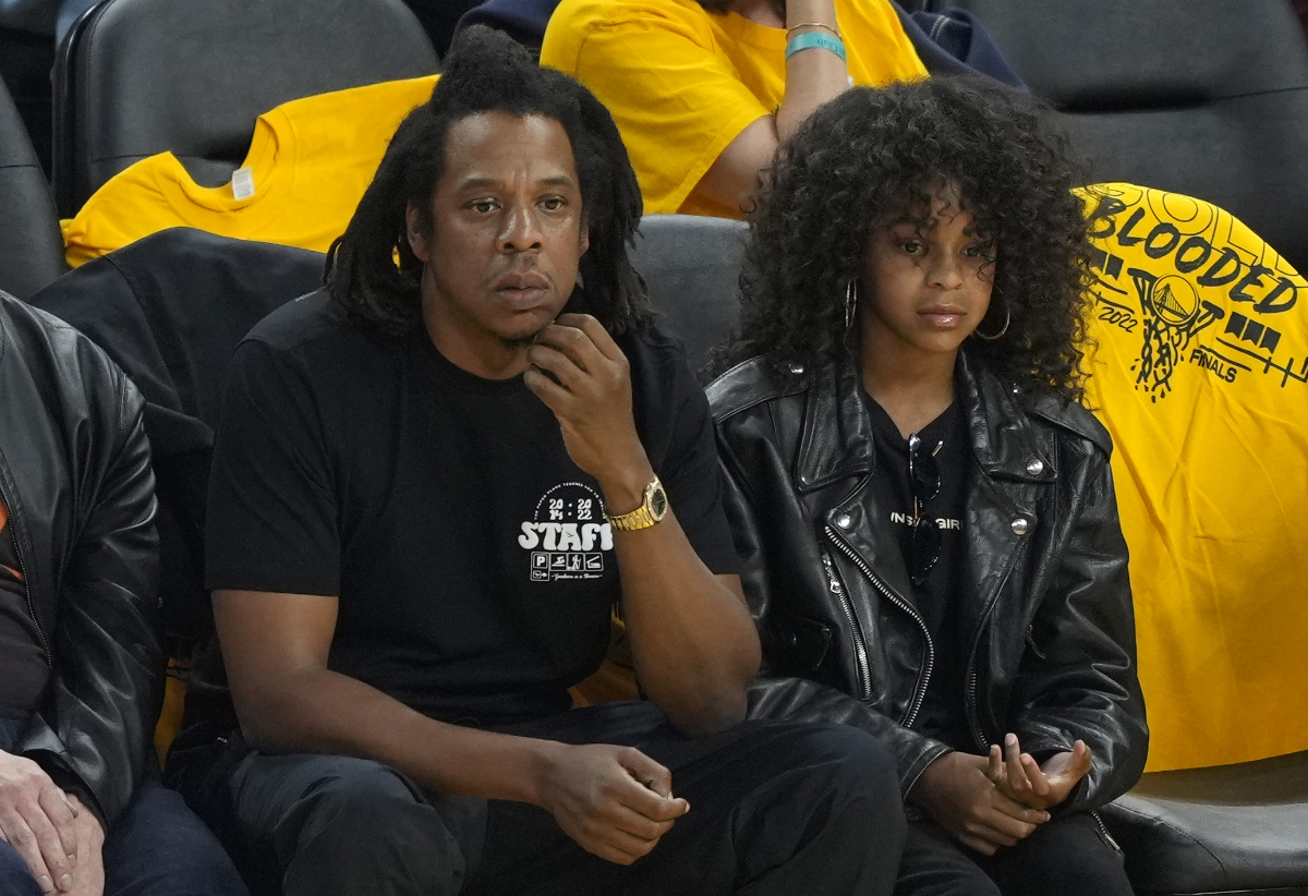 Jay-Z und Blue Ivy Carter sitzen nebeneinander und gucken ernst