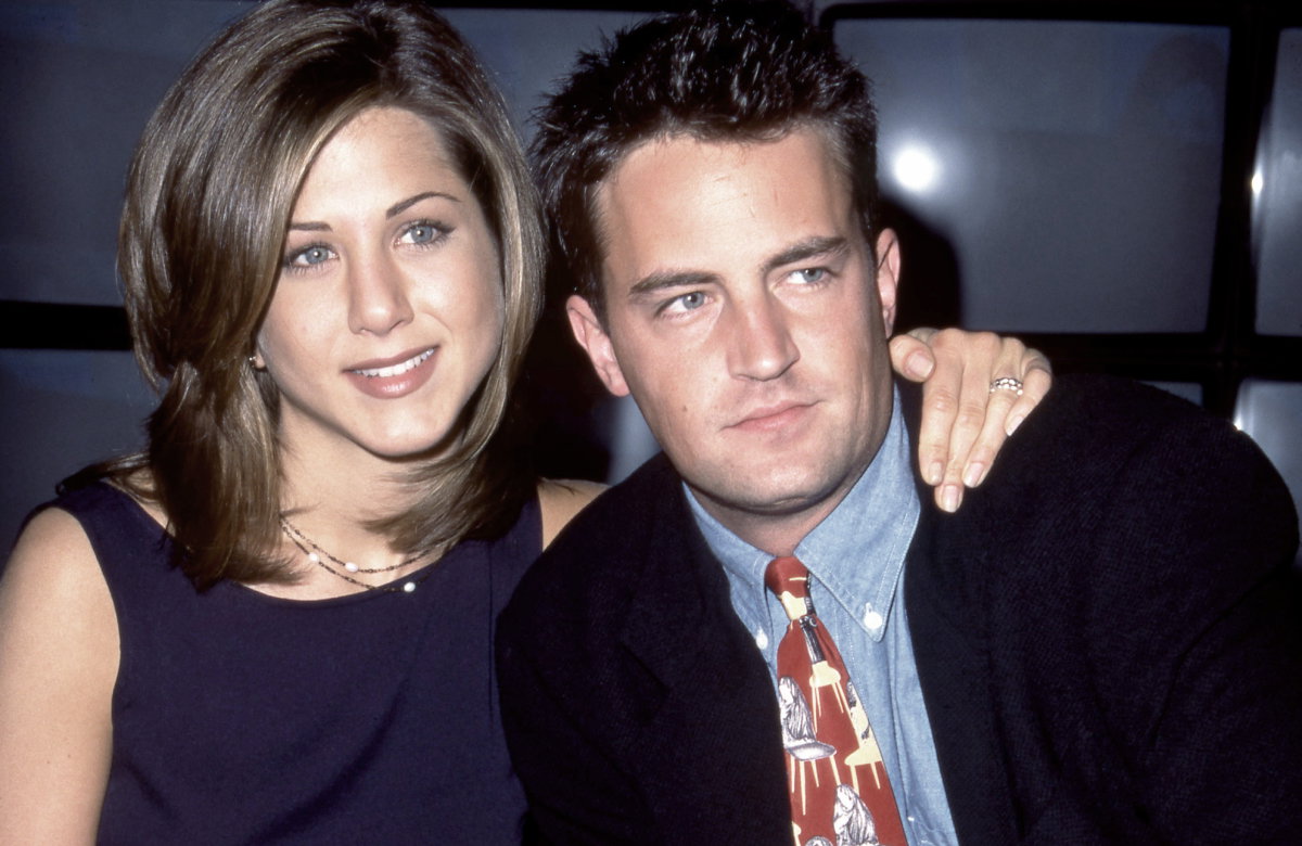 Jennifer Aniston legt lächelnd den Arm um Matthew Perry
