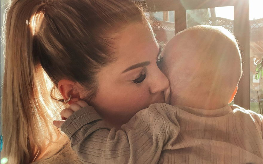 Jenny Frankhauser kuschelt mit Baby Damian