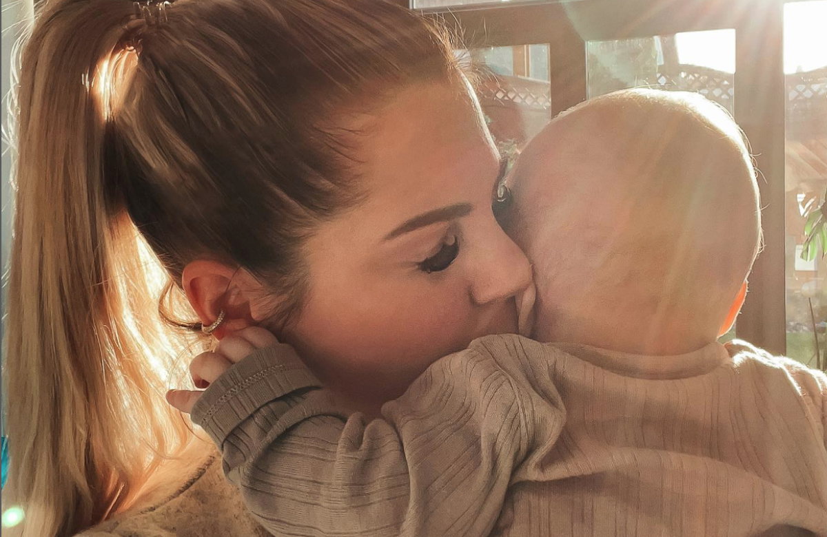 Jenny Frankhauser kuschelt mit Baby Damian