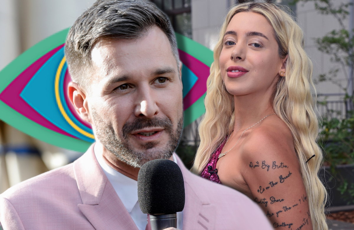 Jochen Schropp steht mit Mikrofon vor dem "Promi Big Brother"-Logo, daneben steht Walentina Doronina