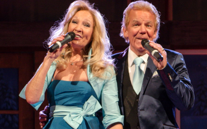 Schlager-Duo Judith und Mel auf der Bühne mit Mikrofonen