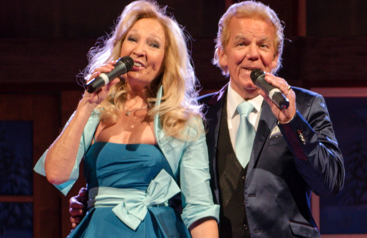 Schlager-Duo Judith und Mel auf der Bühne mit Mikrofonen