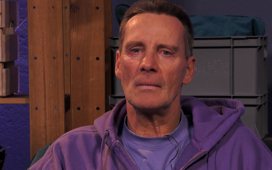 Jürgen Milski sitzt traurig mit glasigen Augen im "Promi Big Brother"-Interview