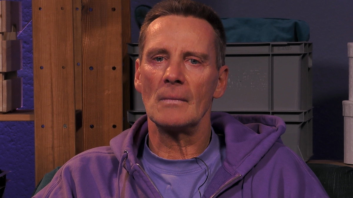 Jürgen Milski sitzt traurig mit glasigen Augen im "Promi Big Brother"-Interview