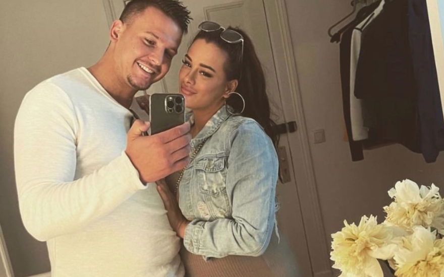 Schwangere Justine Dippl und Arben Zekic machen Spiegel-Selfie mit dem Handy