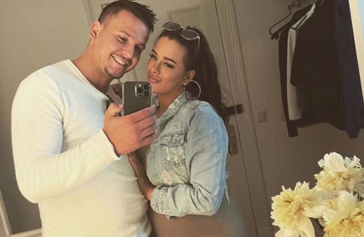 Schwangere Justine Dippl und Arben Zekic machen Spiegel-Selfie mit dem Handy