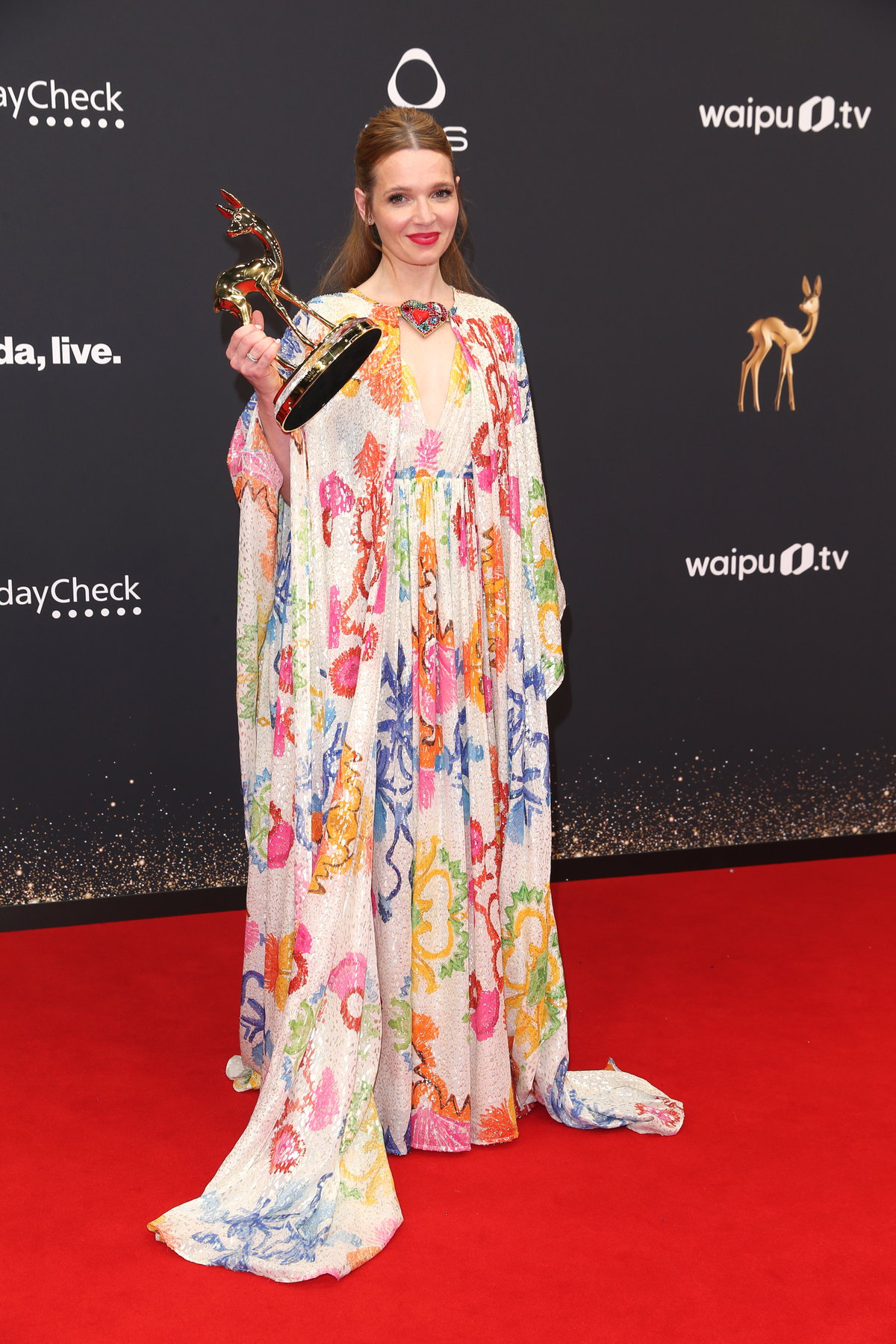 Karoline Herfurth beim Bambi auf dem Roten Teppich