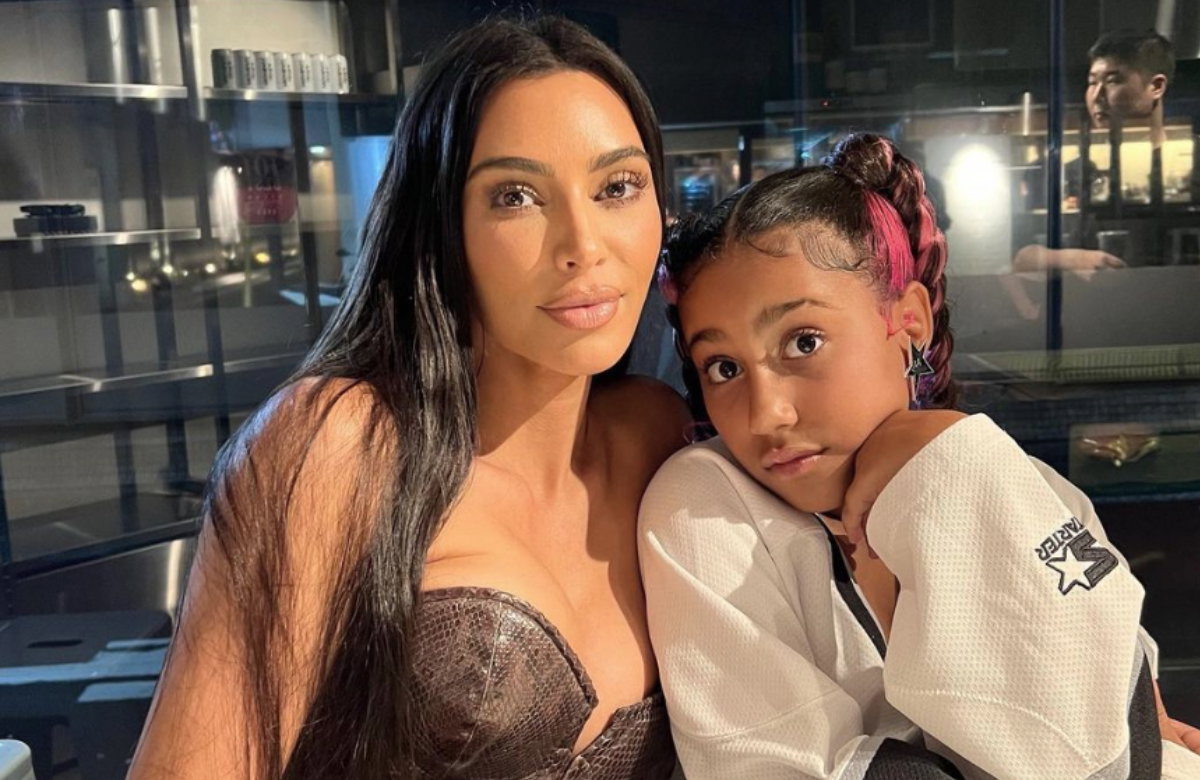 Kim Kardashian sitzt mit North West im Restaurant
