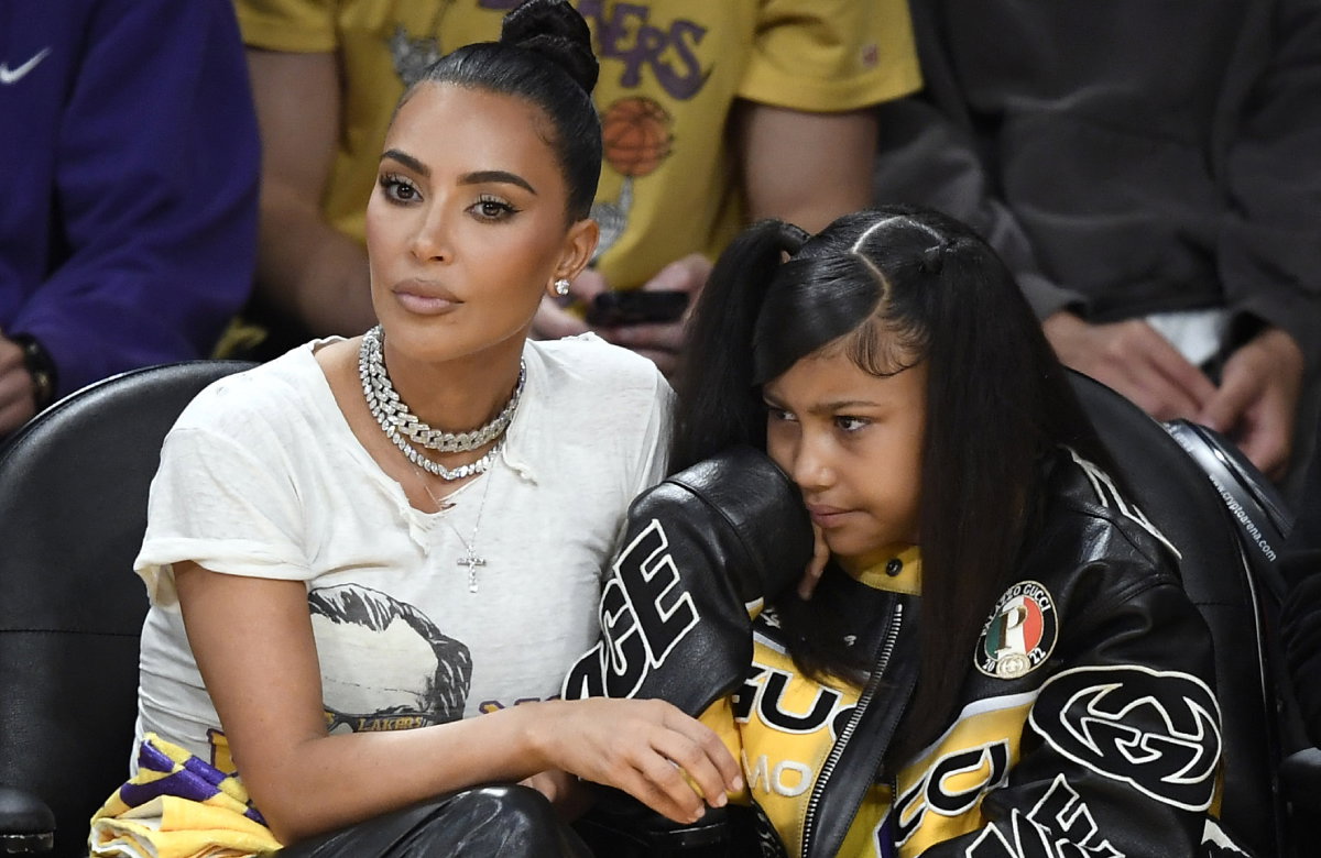 North West sieht verärgert aus, Kim Kardashian wirkt genervt
