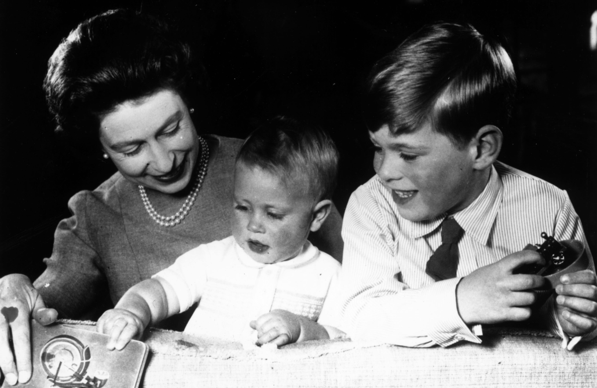 Königin Elizabeth II. mit ihren jüngsten Söhnen Prinz Andrew (r.) und Prinz Edward
