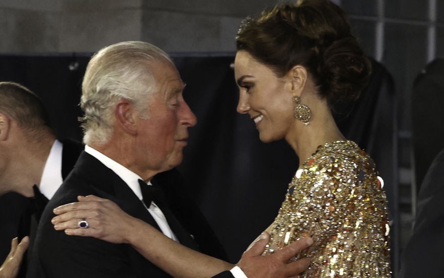 König Charles III. und Prinzessin Kate bei einer Fimprämiere.