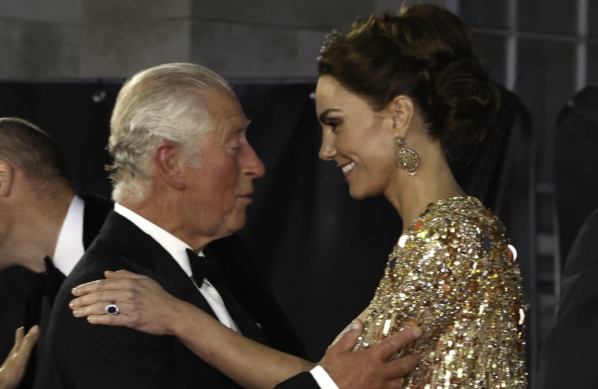 König Charles III. und Prinzessin Kate bei einer Fimprämiere.