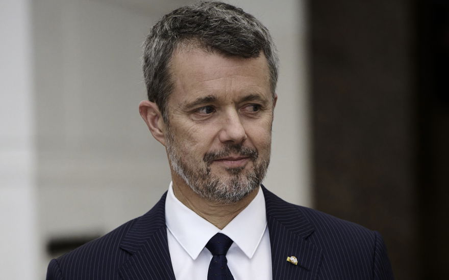 Prinz Frederik schaut ernst.