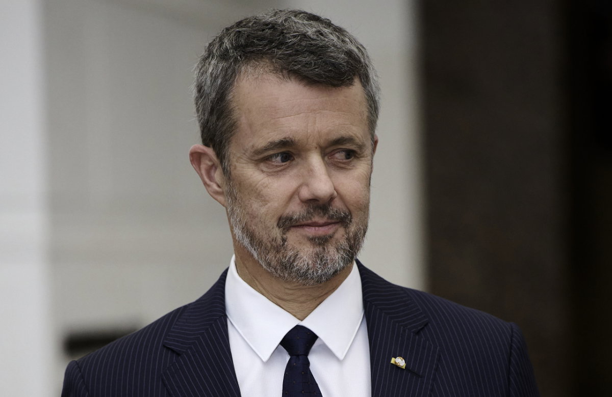 Prinz Frederik schaut ernst.