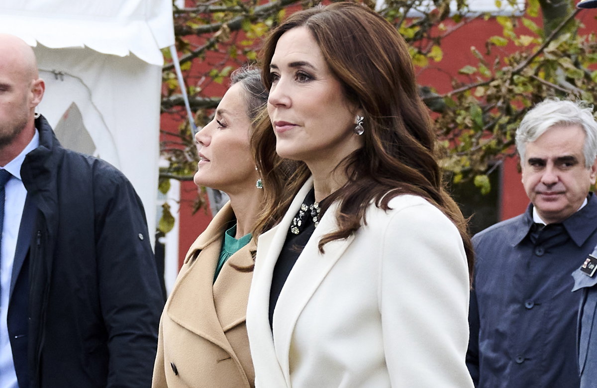 Mary von Dänemark und Letizia von Spanien schauen in verschiedene Richtungen