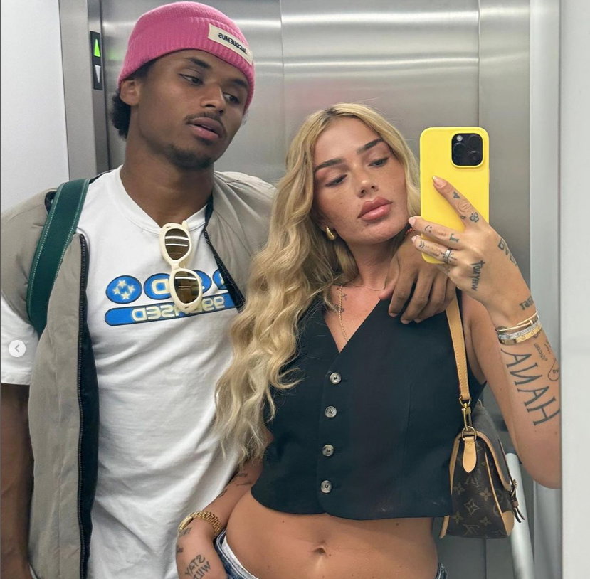 Loredana und Karim Adeyemi machen ein Selfie im Aufzug zusammen