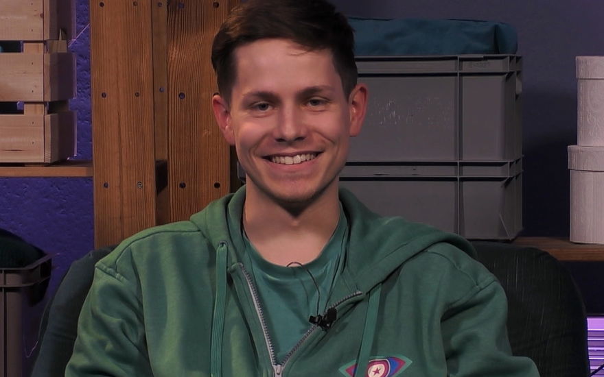 Marco Strecker lächelt bei "Promi Big Brother"
