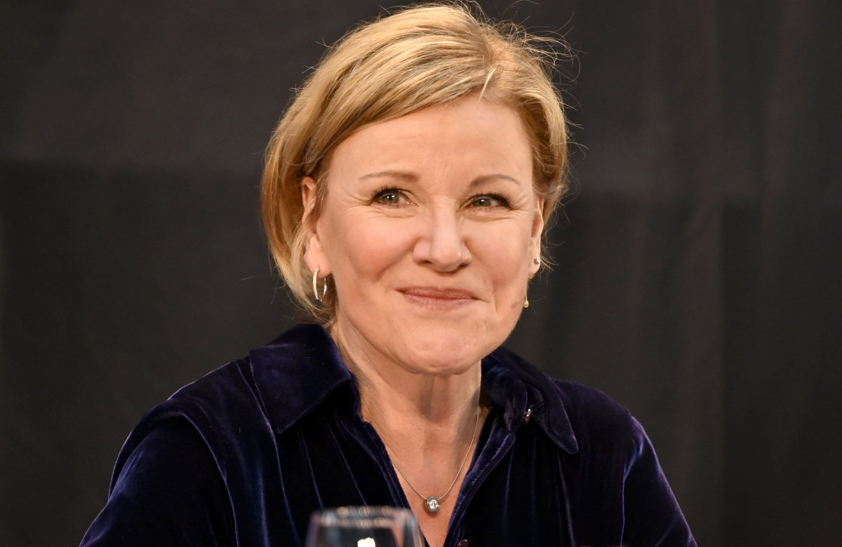 Mariele Millowitsch lächelt