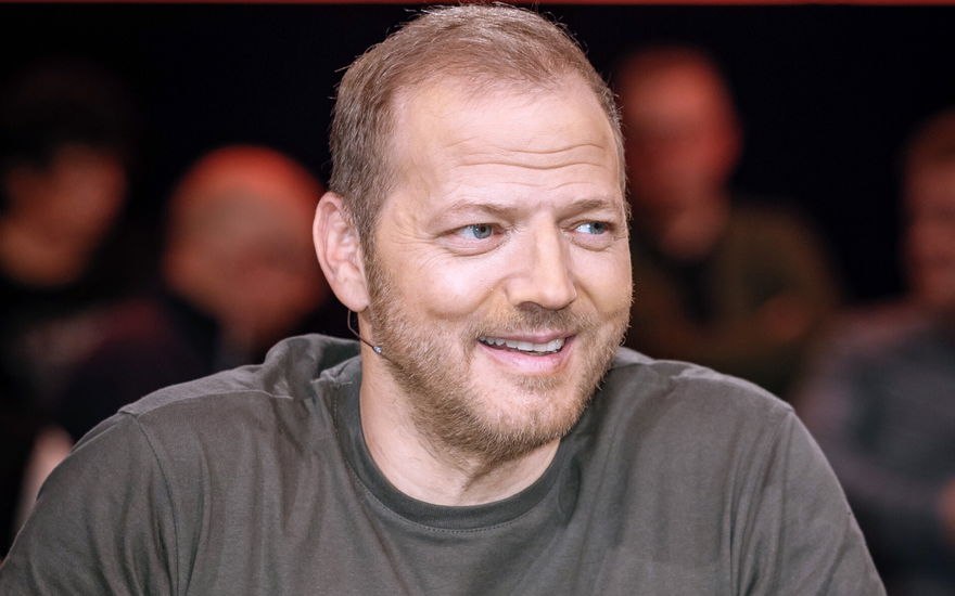 Mario Barth sieht zur Seite und lächelt