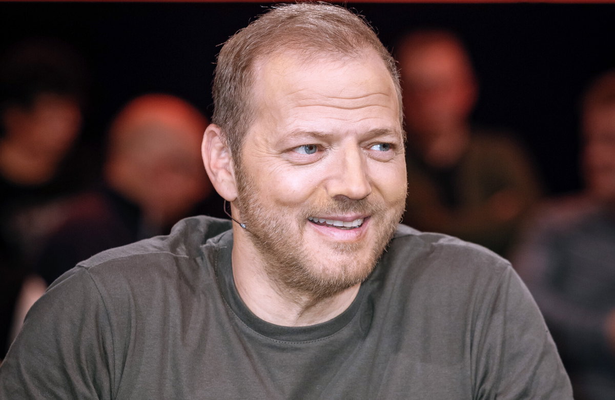 Mario Barth sieht zur Seite und lächelt