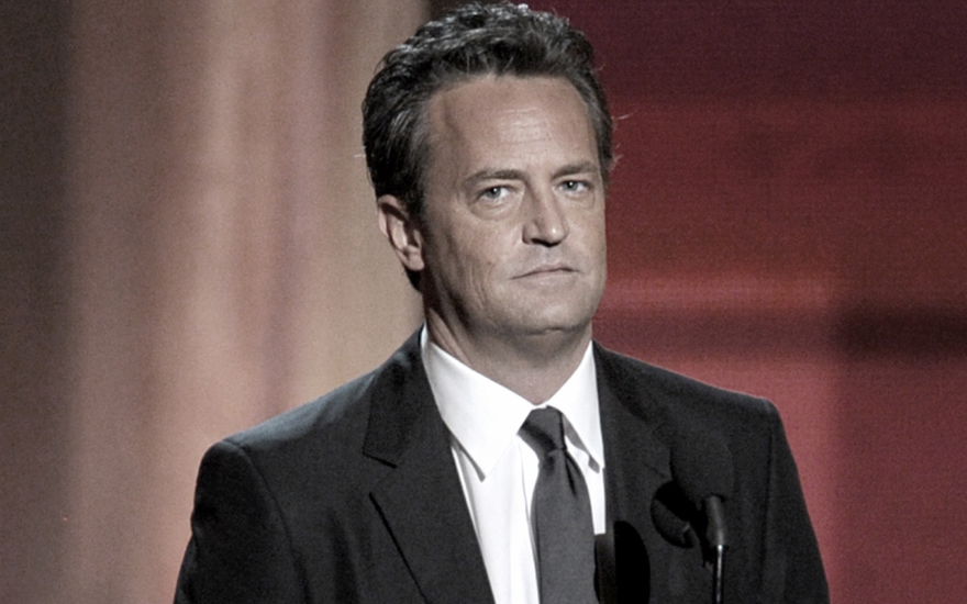 Matthew Perry mit ernstem Gesichtsausdruck