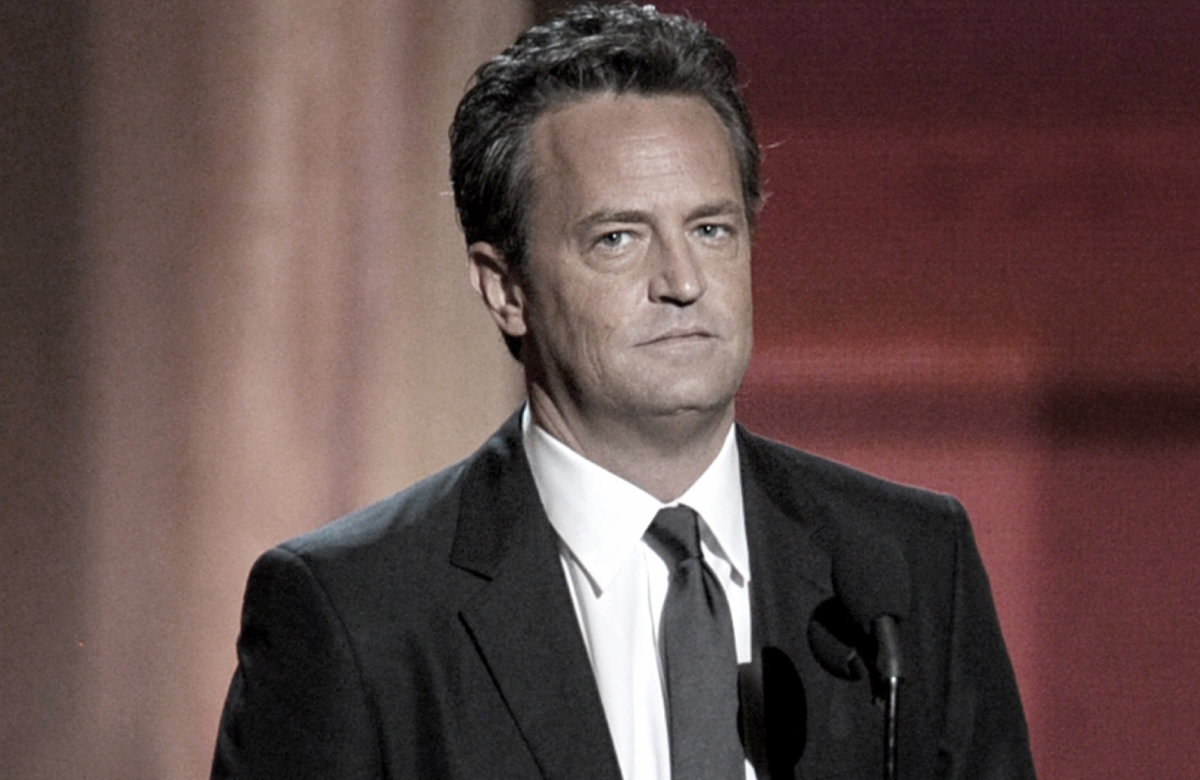 Matthew Perry mit ernstem Gesichtsausdruck