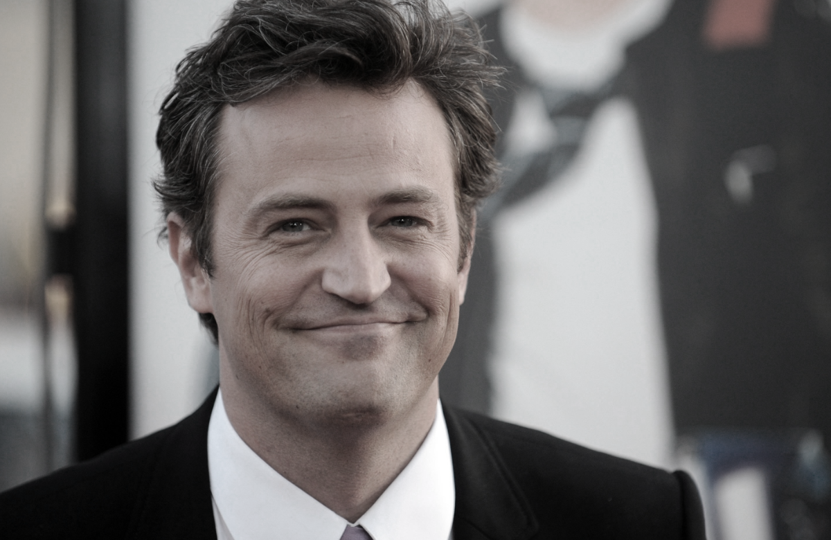 Matthew Perry (verblasst) lächelt