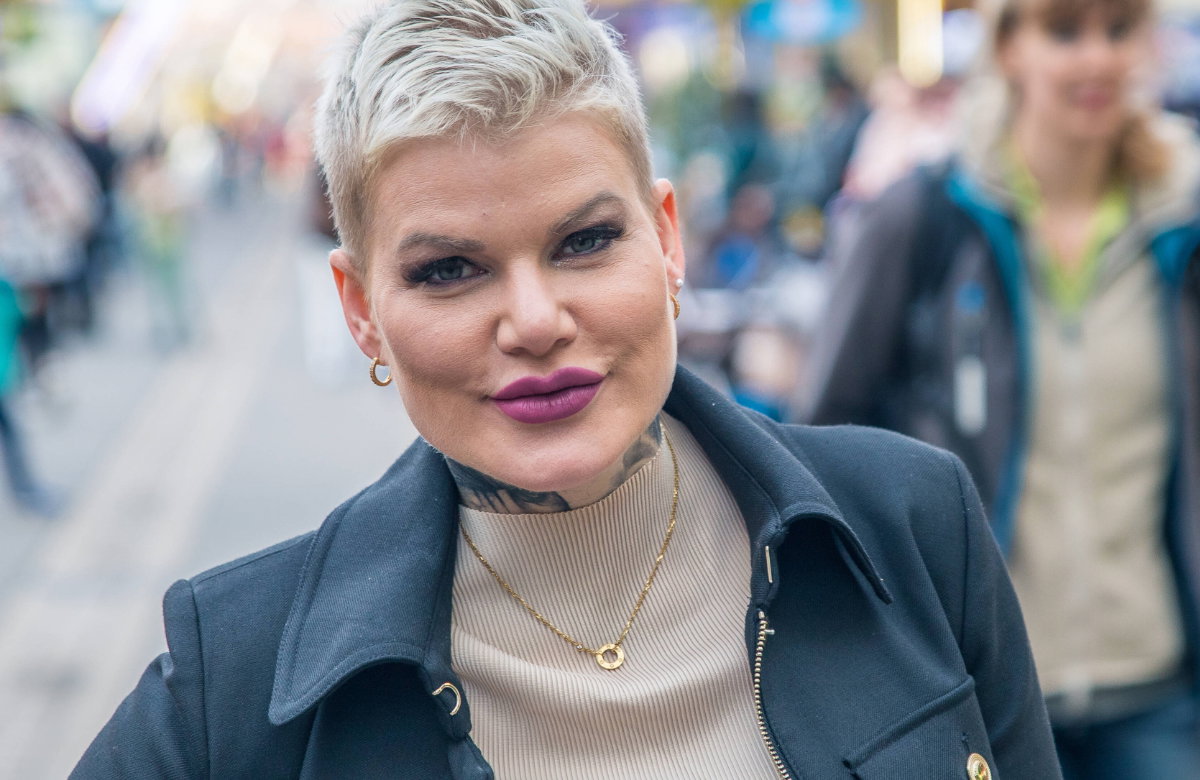 Melanie Müller mit pinkem Lippenstift im Jahr 2022