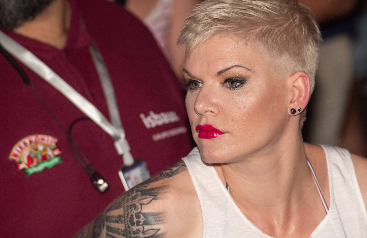 Melanie Müller guckt 2019 ernst zur Seite mit roten Lippen