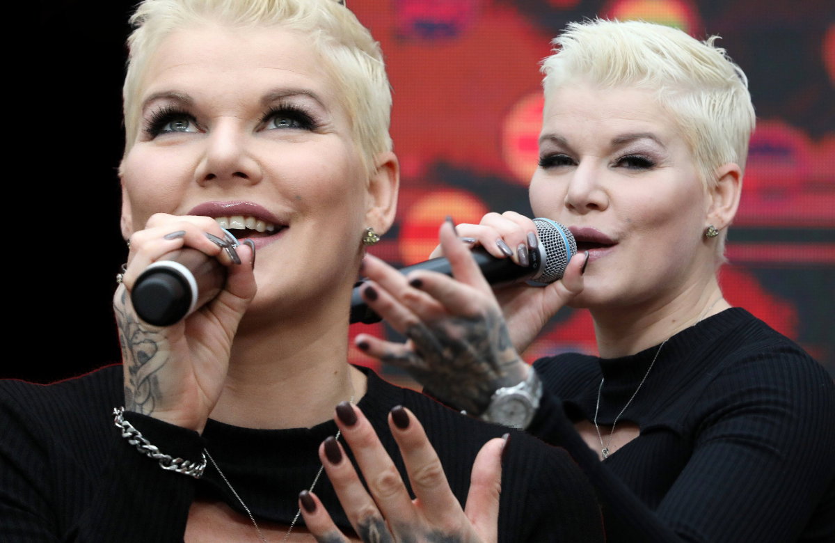 Melanie Müller performt mit Mikrofon auf der Bühne im Jahr 2020